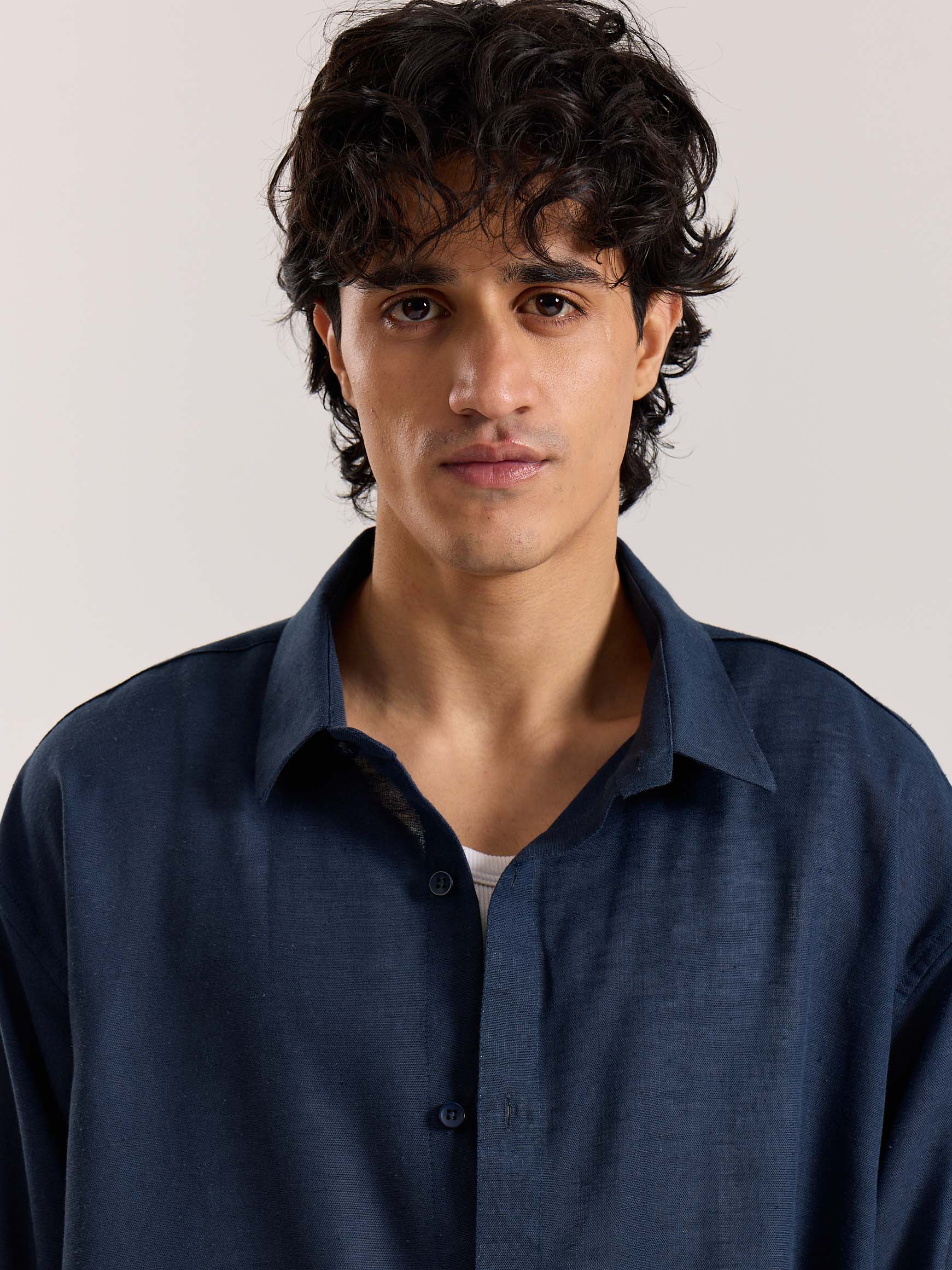 Navy Blue Linen Cropped Shirt - Image 3
